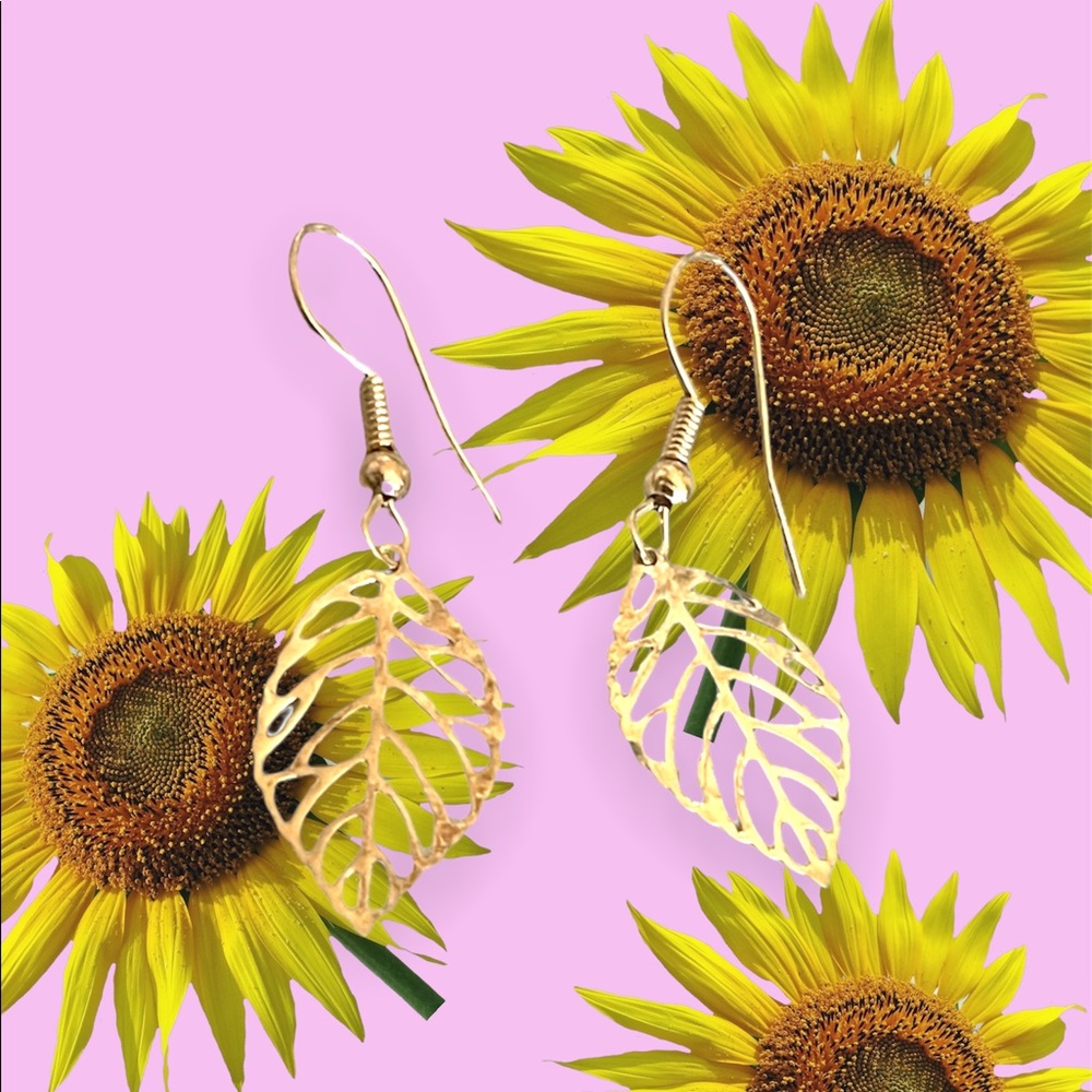New Petite Artisan Lightweight Minimalist Gold Floral Hallow Leaf Earrings - Picture 6 of 6